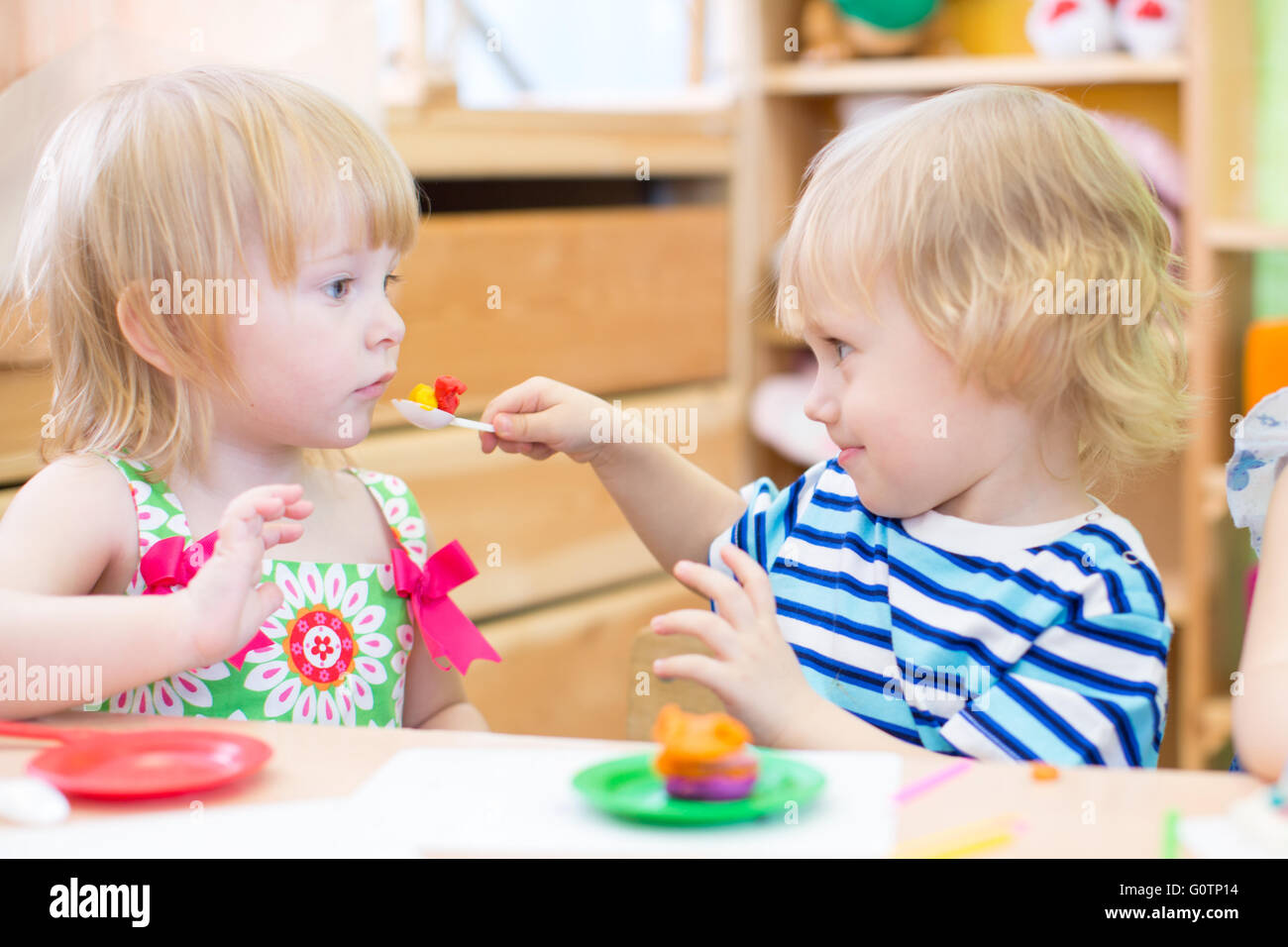 zwei Kinder spielen im Kindergarten zusammen Stockfoto