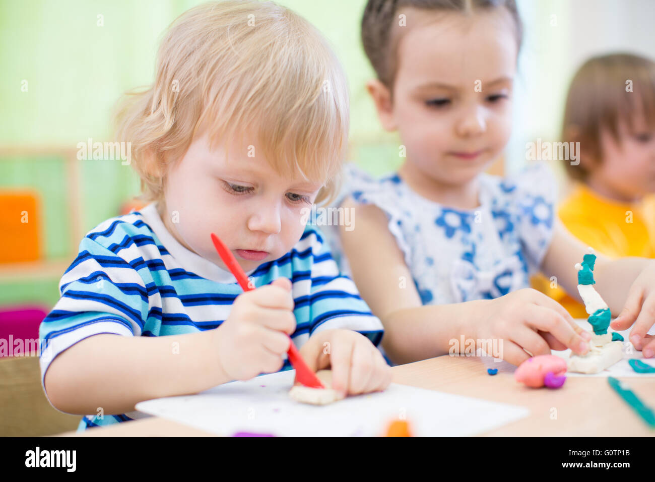 Kids-Gruppe Kunst und Kunsthandwerk im Kindergarten gemeinsam lernen Stockfoto