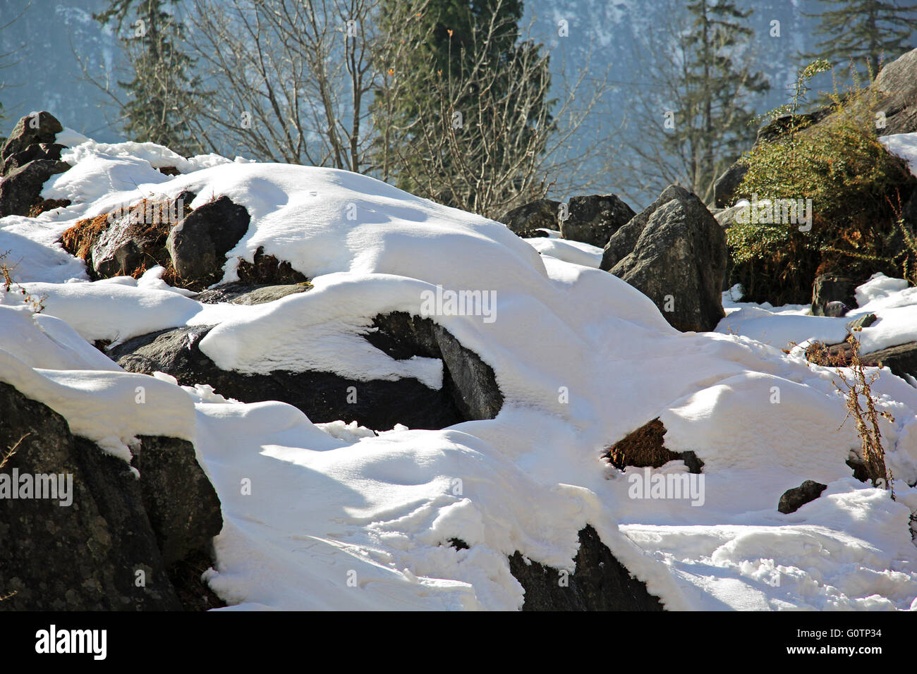 Nahaufnahme von Schnee bedeckten Felsen aus der Himalaya-Gebirge in der Nähe von Manali in Indien Stockfoto