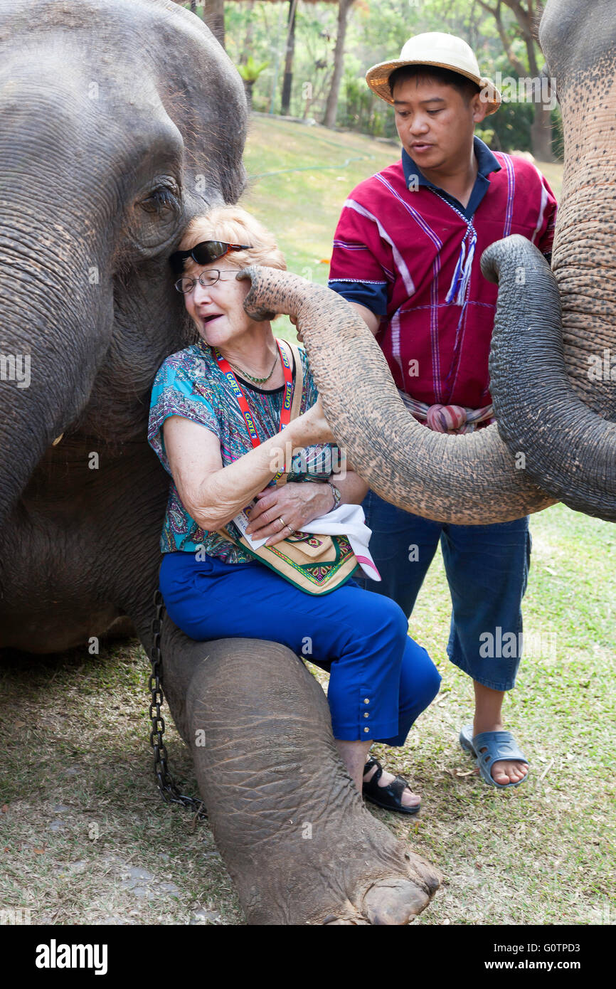 Elefanten reiten Baden Erfahrung im Elephant Kingdom in Chiang Rai Thailand Touristen posiert Stockfoto