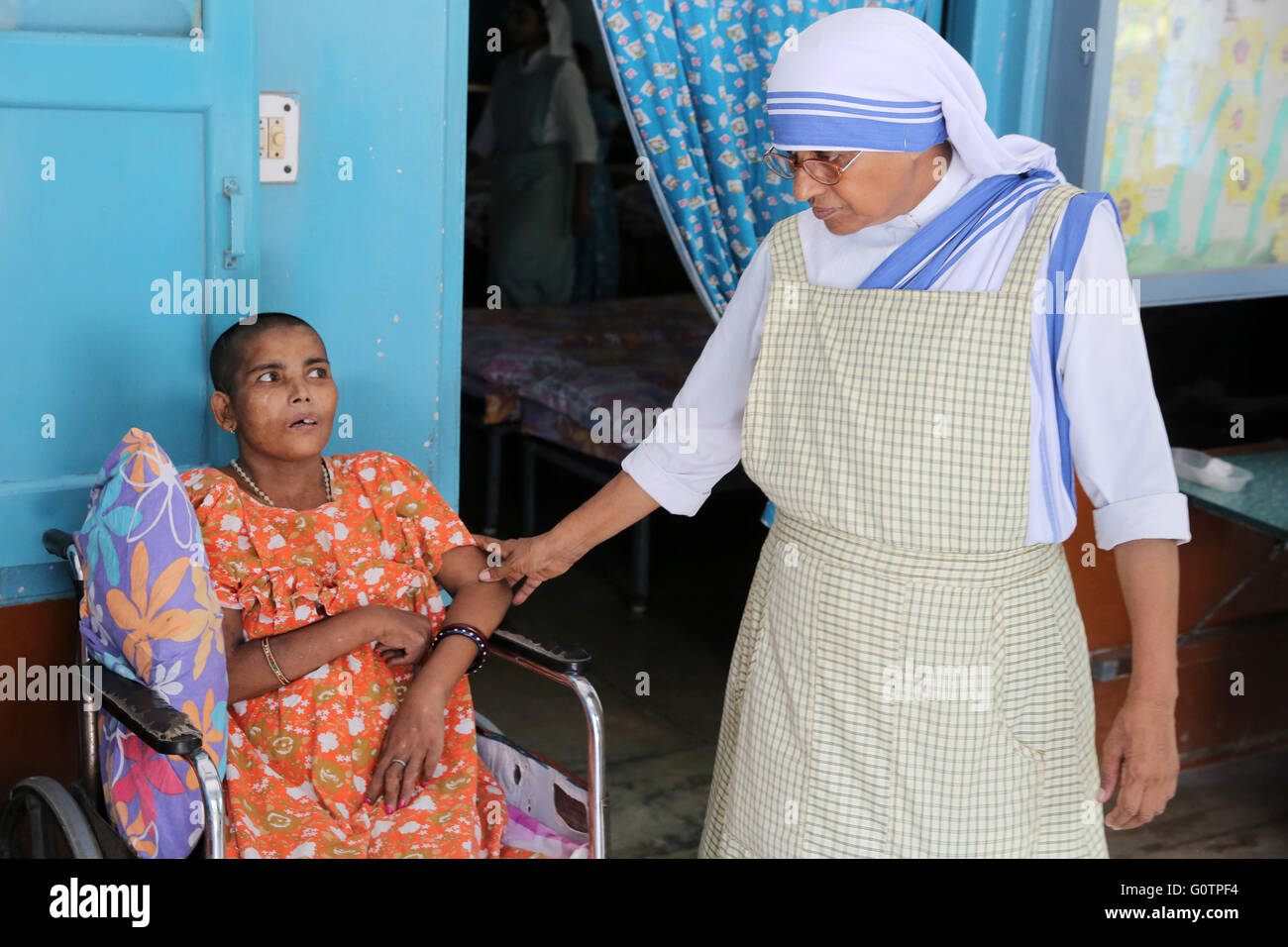 Teresa Sister Pflege einer alten Dame in der "Prem Dan Home für Kranke und sterbende" von den Missionarinnen der Nächstenliebe (Mutter Teresa Sisters) in Kalkutta, Indien Stockfoto