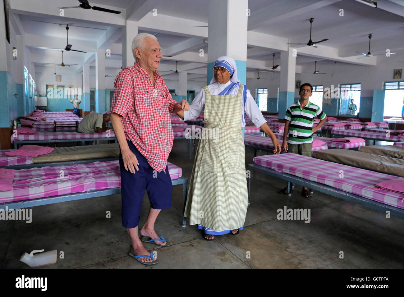 Teresa Sister Pflege einen Alter Mann in der "Prem Dan Home für Kranke und sterbende" von den Missionarinnen der Nächstenliebe (Mutter Teresa Sisters) in Kalkutta, Indien Stockfoto