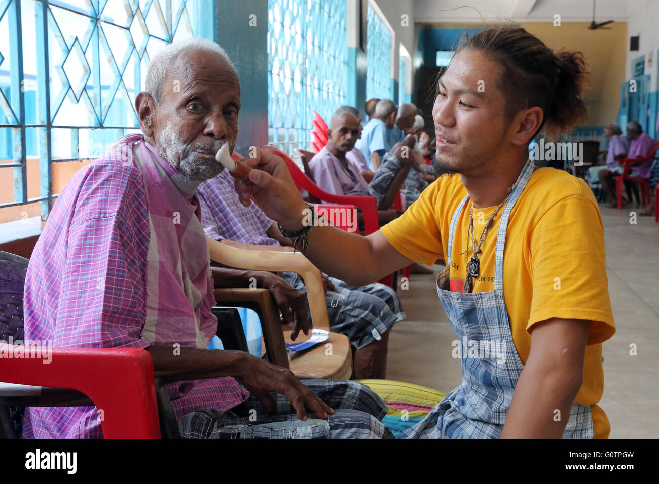 Freiwillige rasieren einen alten Mann in der "Prem Dan Home für Kranke und sterbende" von den Missionarinnen der Nächstenliebe (Mutter Teresa Sisters) in Kalkutta, Indien Stockfoto