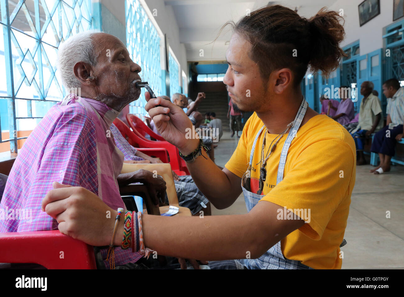 Freiwillige rasieren einen alten Mann in der "Prem Dan Home für Kranke und sterbende" von den Missionarinnen der Nächstenliebe (Mutter Teresa Sisters) in Kalkutta, Indien Stockfoto