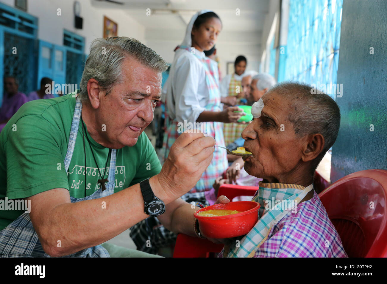 Freiwilligen Fütterung einen Alter Mann in der "Prem Dan Home für Kranke und sterbende" von den Missionarinnen der Nächstenliebe (Mutter Teresa Sisters) in Kalkutta, Indien Stockfoto