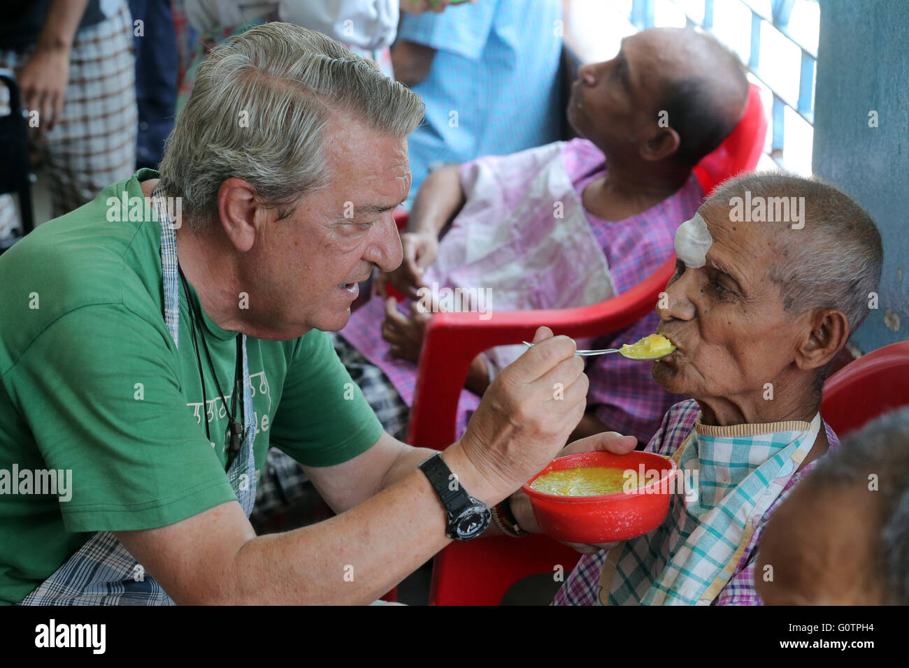 Freiwilligen Fütterung einen Alter Mann in der "Prem Dan Home für Kranke und sterbende" von den Missionarinnen der Nächstenliebe (Mutter Teresa Sisters) in Kalkutta, Indien Stockfoto