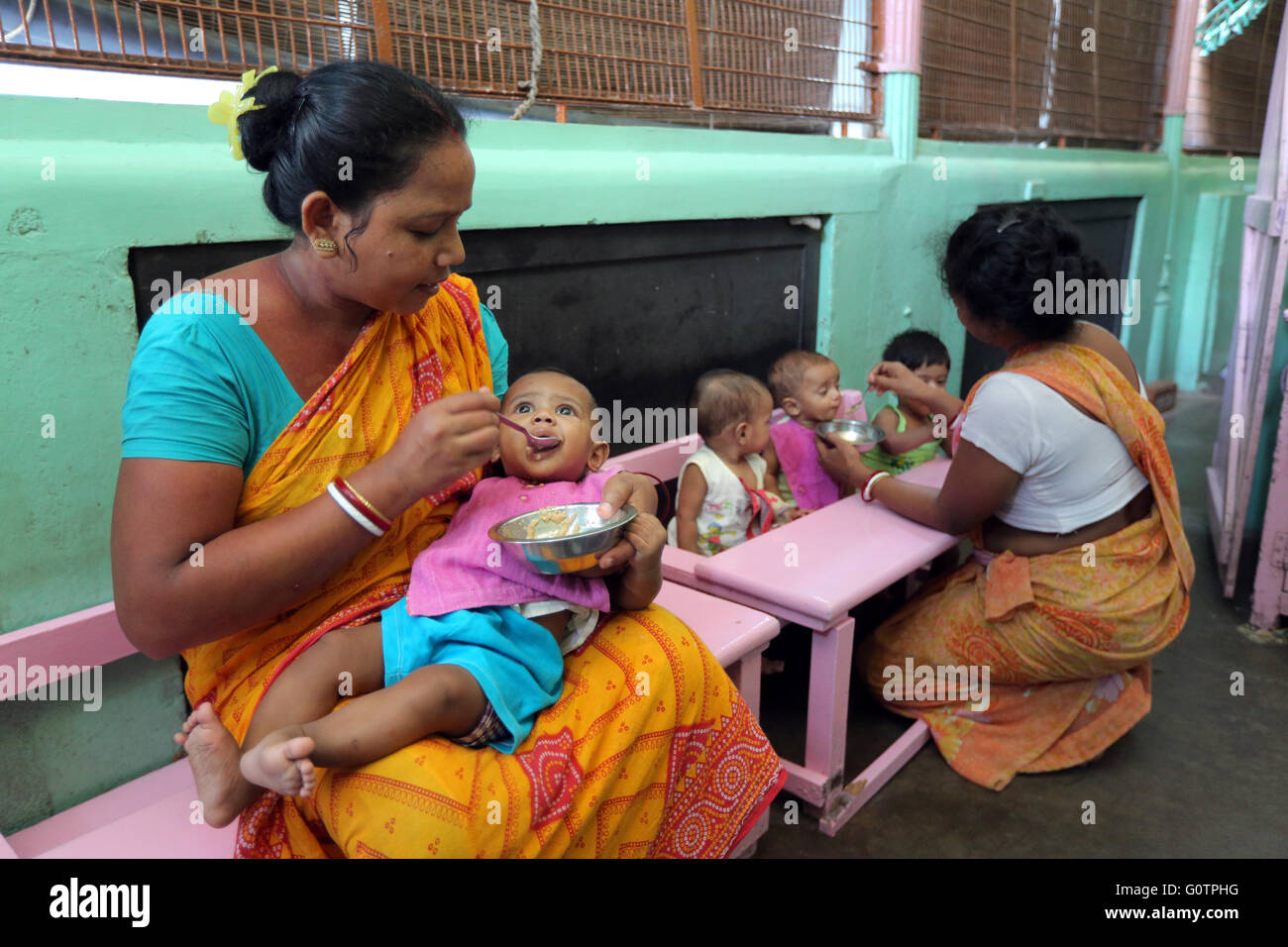 Freiwillige Pflege Babys in "Nirmala Shishu Bhawan Childrens Home" von den Missionarinnen der Nächstenliebe (Mutter Teresa Sisters) in Kalkutta, Indien Stockfoto