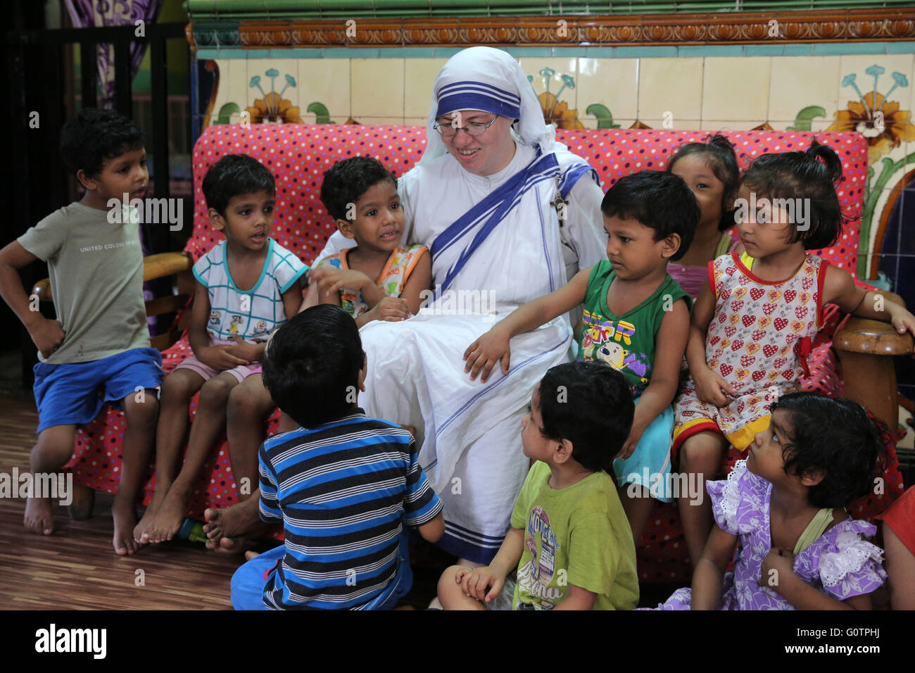 Teresa Sister fürsorglich Kinder in der "Nirmala Shishu Bhawan Childrens Home" von den Missionarinnen der Nächstenliebe (Mutter Teresa Sisters) in Kalkutta, Indien Stockfoto