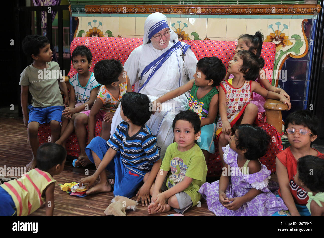 Teresa Sister fürsorglich Kinder in der "Nirmala Shishu Bhawan Childrens Home" von den Missionarinnen der Nächstenliebe (Mutter Teresa Sisters) in Kalkutta, Indien Stockfoto