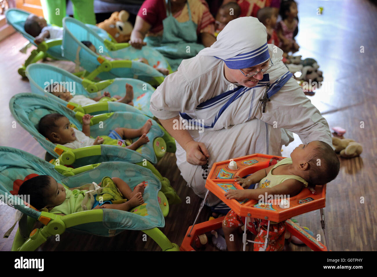 Teresa Sister Pflege Babys in "Nirmala Shishu Bhawan Childrens Home" von den Missionarinnen der Nächstenliebe (Mutter Teresa Sisters) in Kalkutta, Indien Stockfoto