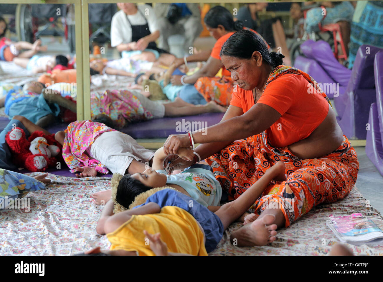 Freiwillige Pflege Kranke psychisch Kinder in der "Nirmala Shishu Bhawan Childrens Home" von den Missionarinnen der Nächstenliebe (Mutter Teresa Sisters) in Kalkutta, Indien Stockfoto