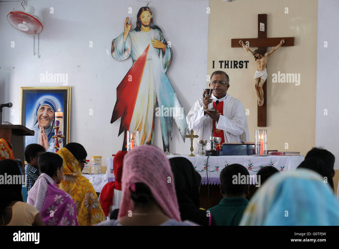 Eucharistie im römischen Katholischen Sonntagsmesse in einer kleinen Kirche in Kalkutta, Indien Stockfoto