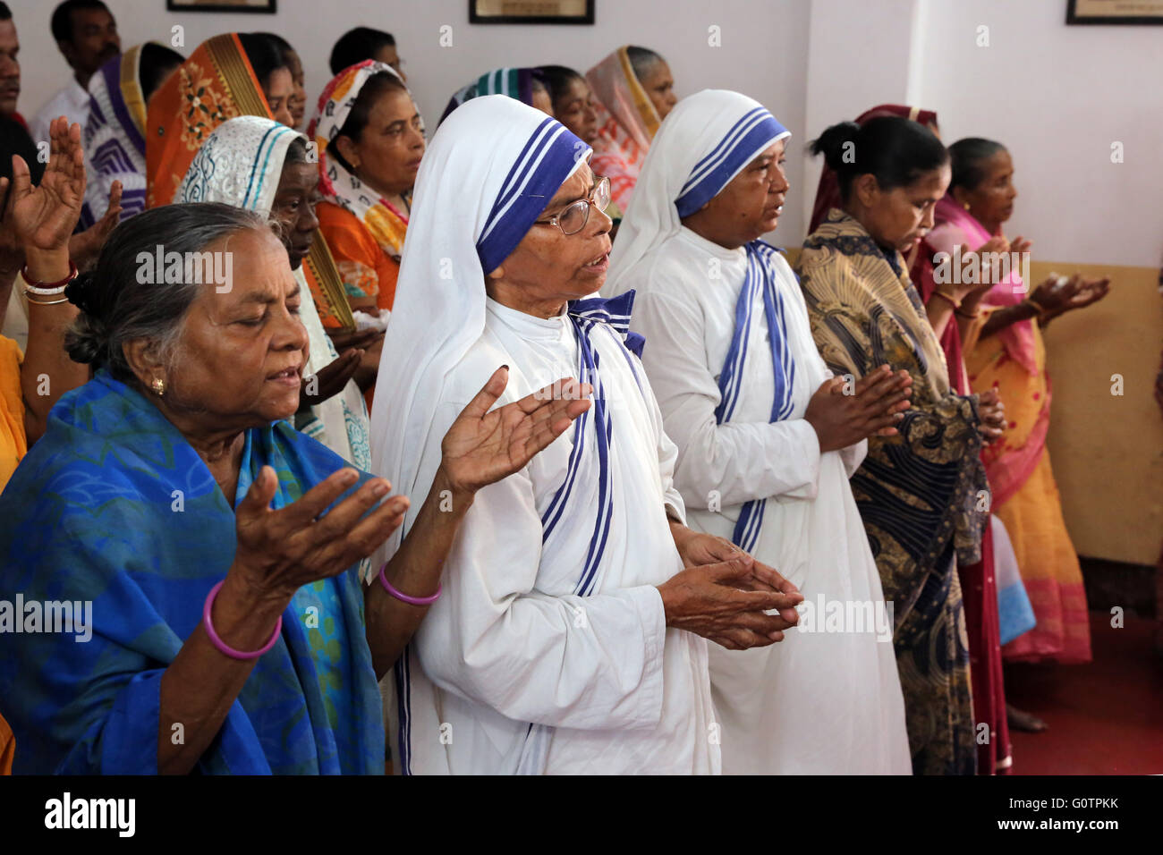 Teresa-Schwestern (Missionarinnen der Nächstenliebe) während einer katholischen Sonntagsmesse in einer kleinen Kirche in Kalkutta, Indien Stockfoto