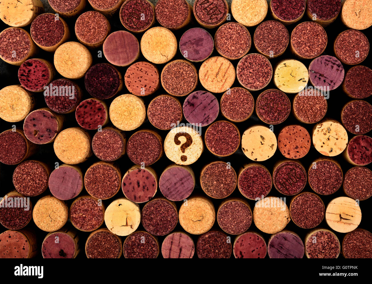 Sammlung von Weinkorken mit einem Fragezeichen in einer von Ihnen Stockfoto