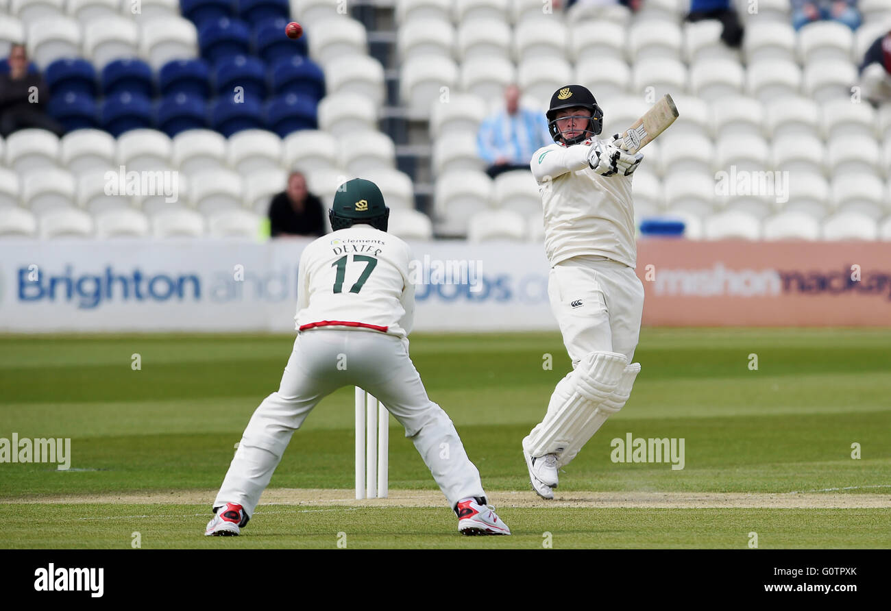 Sussex Matt Machan Haken den Ball vorbei an Leicestershires schließen in Fielder Neil Dexter während Specsavers County Championship Match zwischen Sussex County Cricket Club und Leicestershire CCC auf dem 1. zentrale County Ground in Hove. 1. Mai 2016. Stockfoto