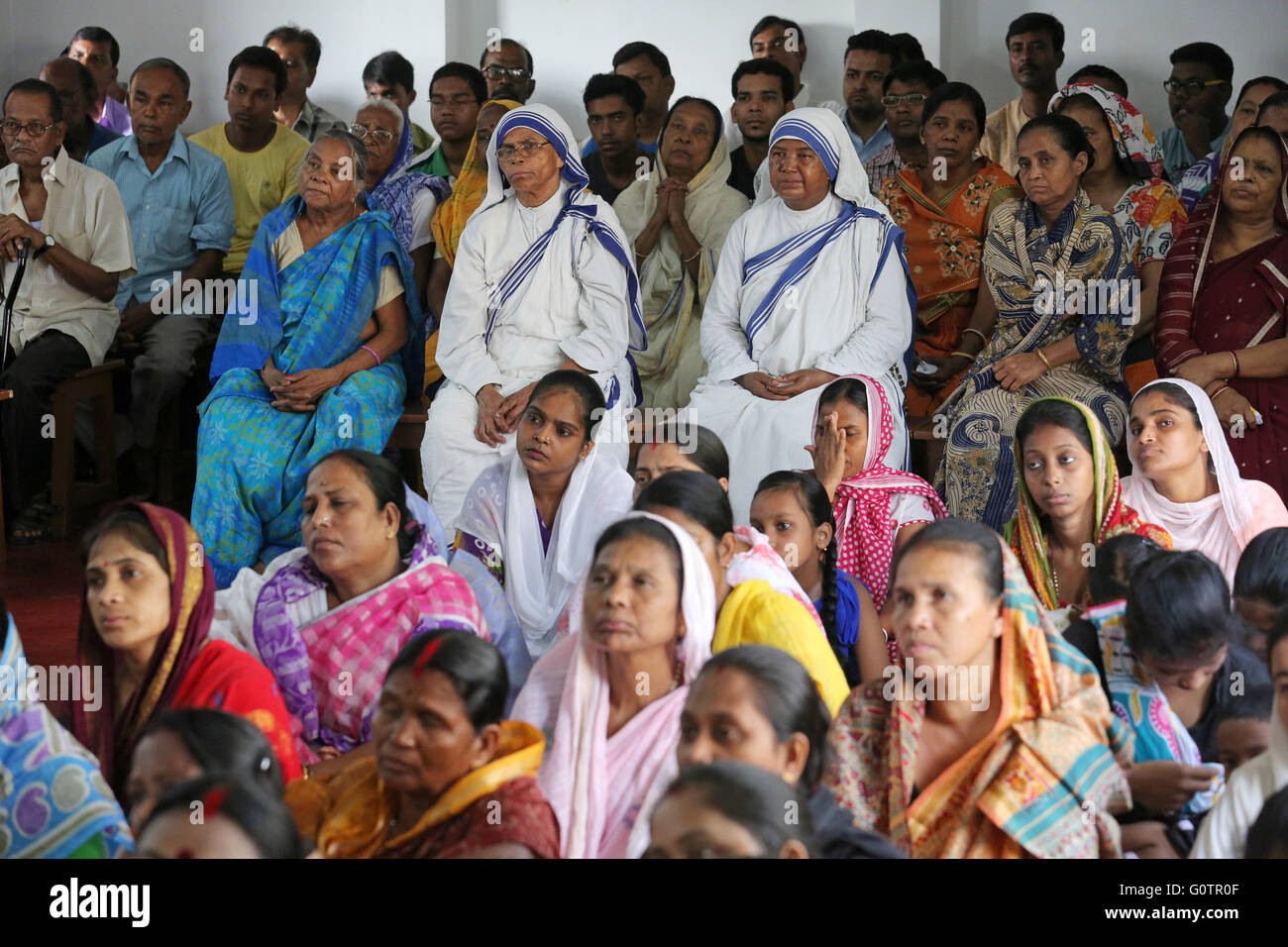 Teresa-Schwestern (Missionarinnen der Nächstenliebe) an einer katholischen Sonntagsmesse in einer kleinen Kirche in Kalkutta, Indien Stockfoto