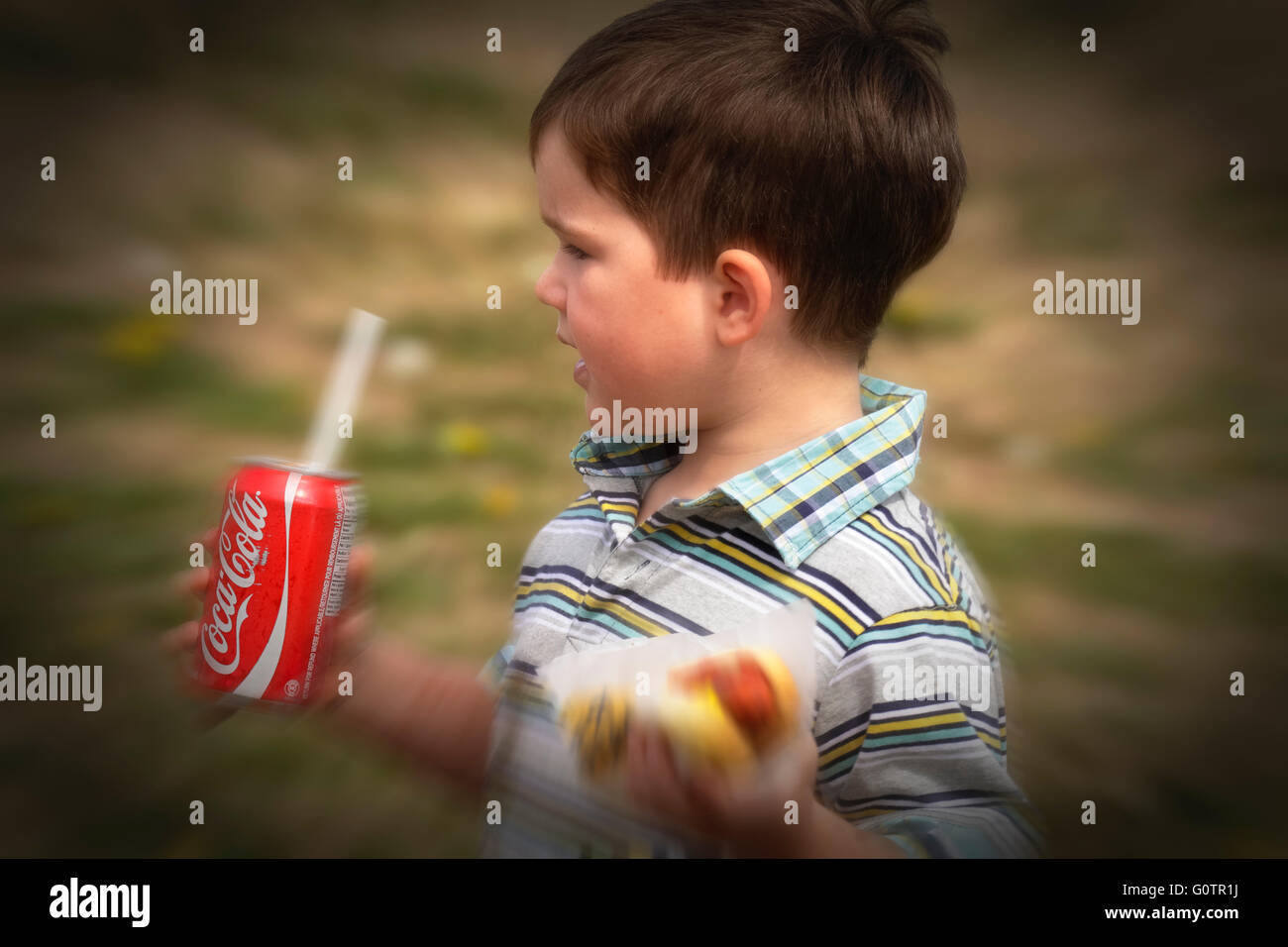 Junge mit Coca Cola und Würstchen bei Polo Match-Victoria, British Columbia, Canada. Stockfoto
