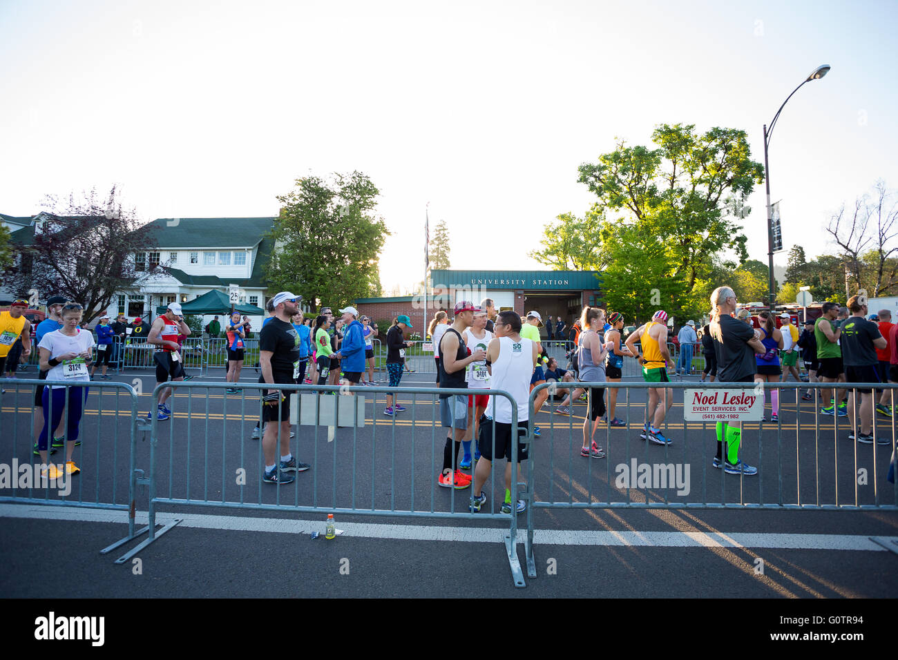 EUGENE, OR - 1. Mai 2016: Läufer immer bereit an der Startlinie startbereit 2016 Eugene Marathon, ein Boston qualifyin Stockfoto