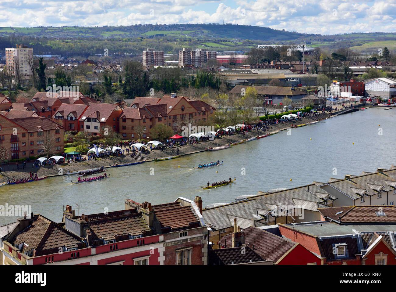 Blick auf Bristol Stadt-Docks und Hafen als Drachenboot-Rennen im Gange, UK war Stockfoto