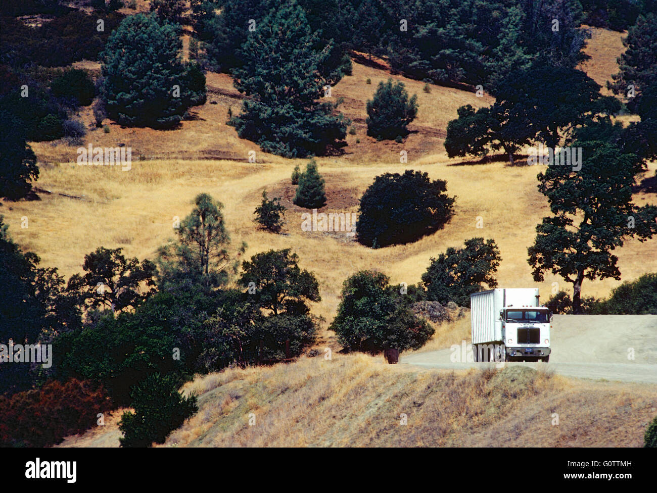 Traktor Anhänger LKW Reisen in Landschaft-Kalifornien Stockfoto