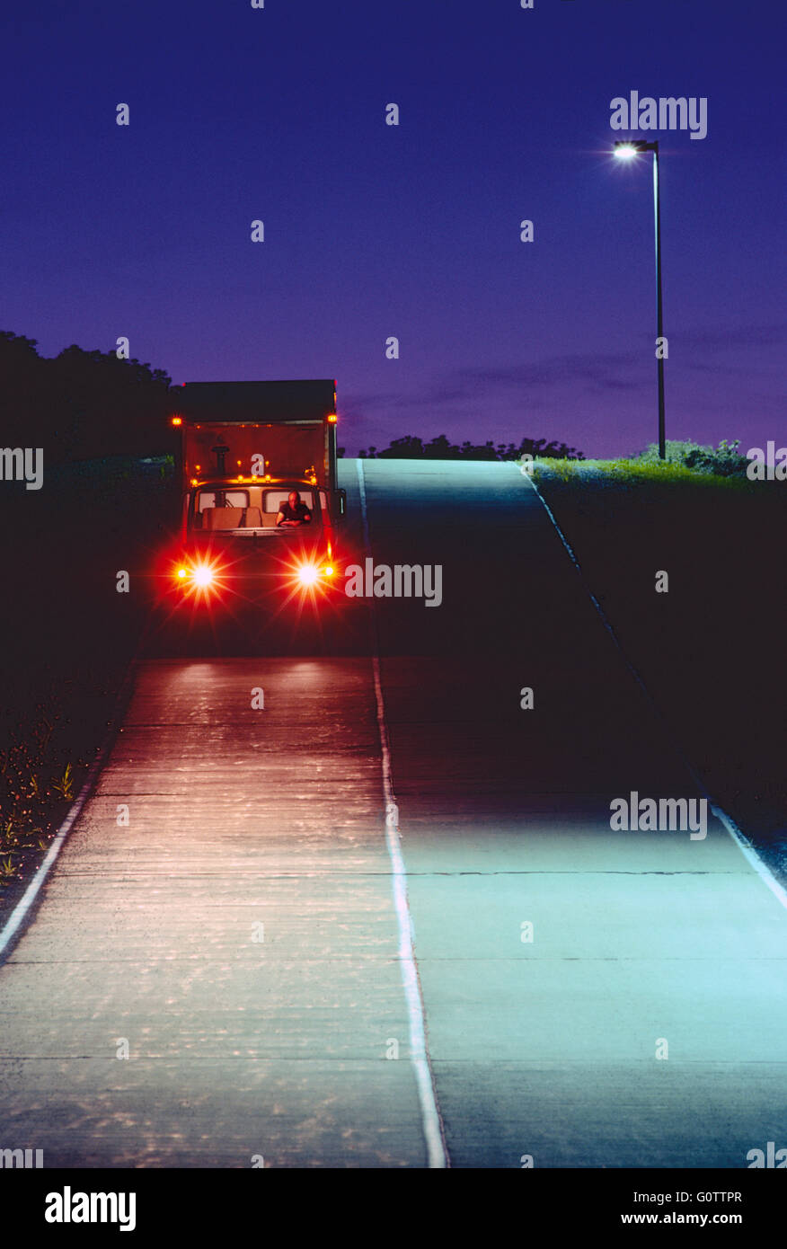 LKW Straße nachts unterwegs Stockfoto