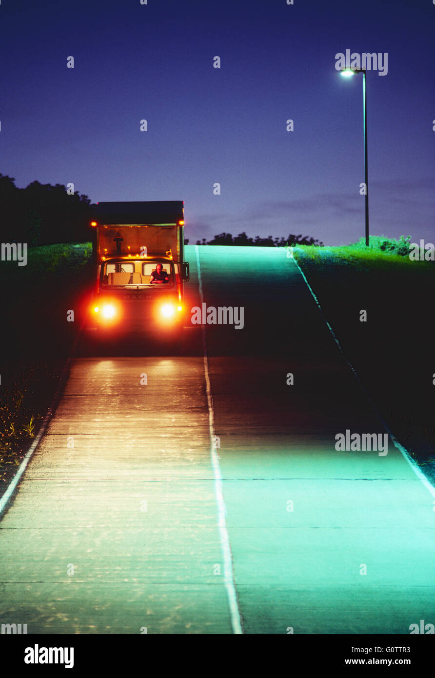 LKW Straße nachts unterwegs Stockfoto
