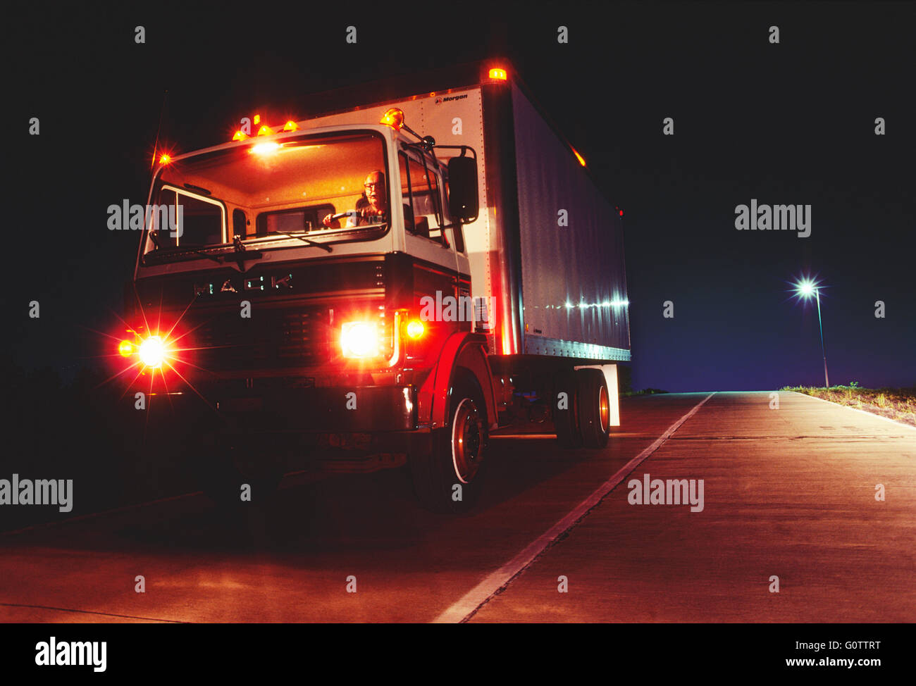 LKW Straße nachts unterwegs Stockfoto