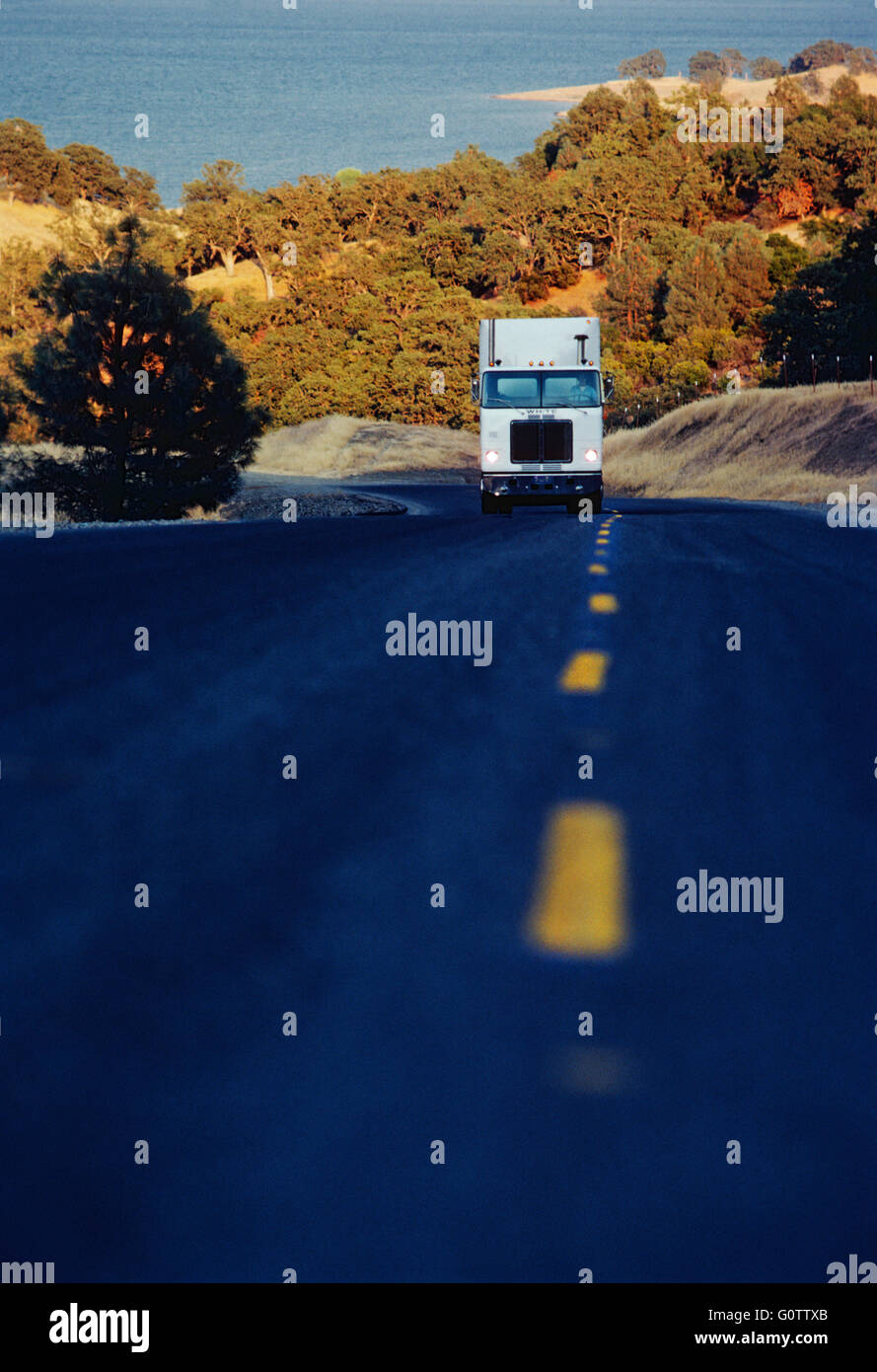 Traktor Anhänger LKW Reisen in Landschaft-Kalifornien Stockfoto