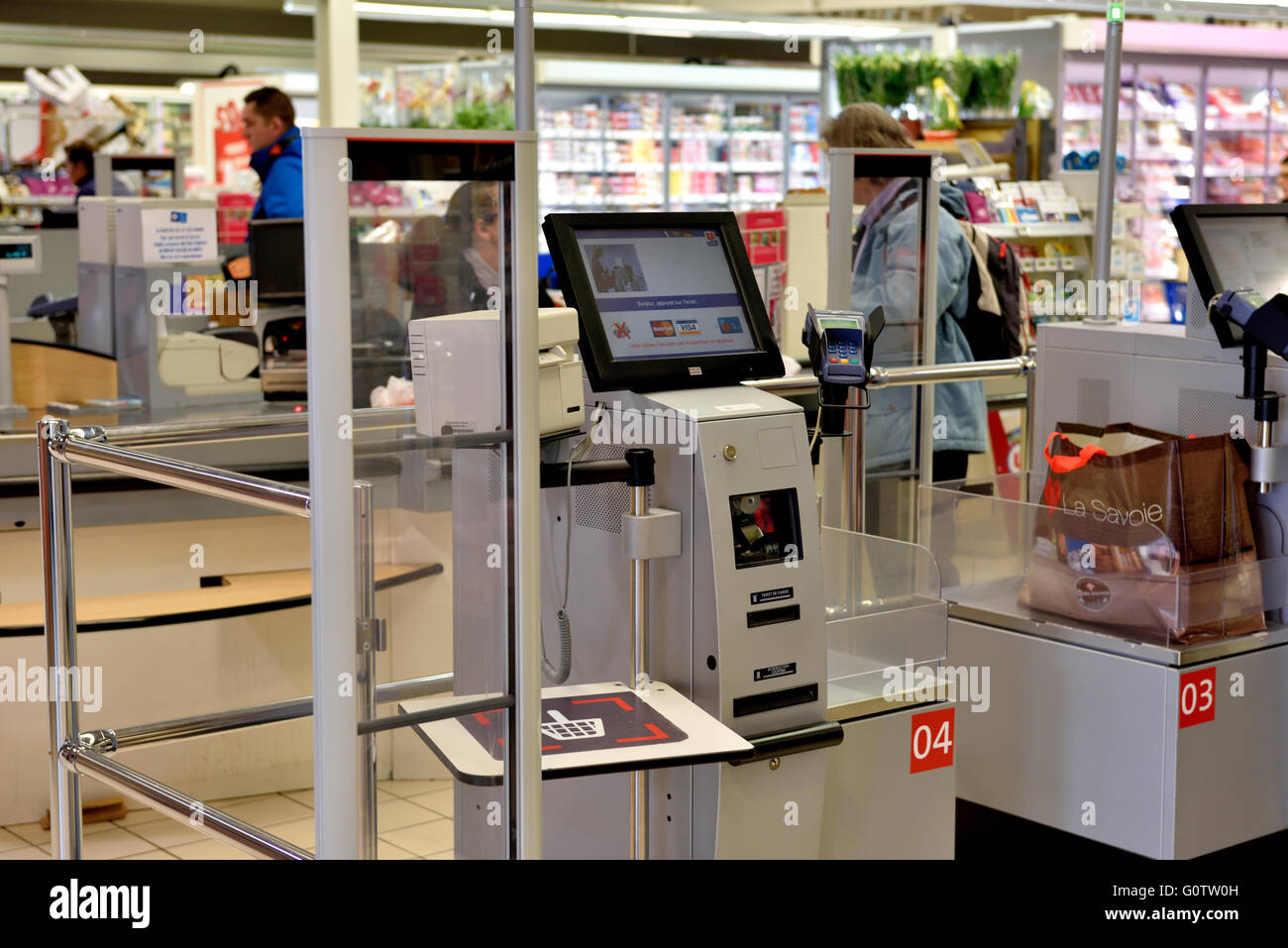 SB-Kasse im Supermarkt Stockfoto