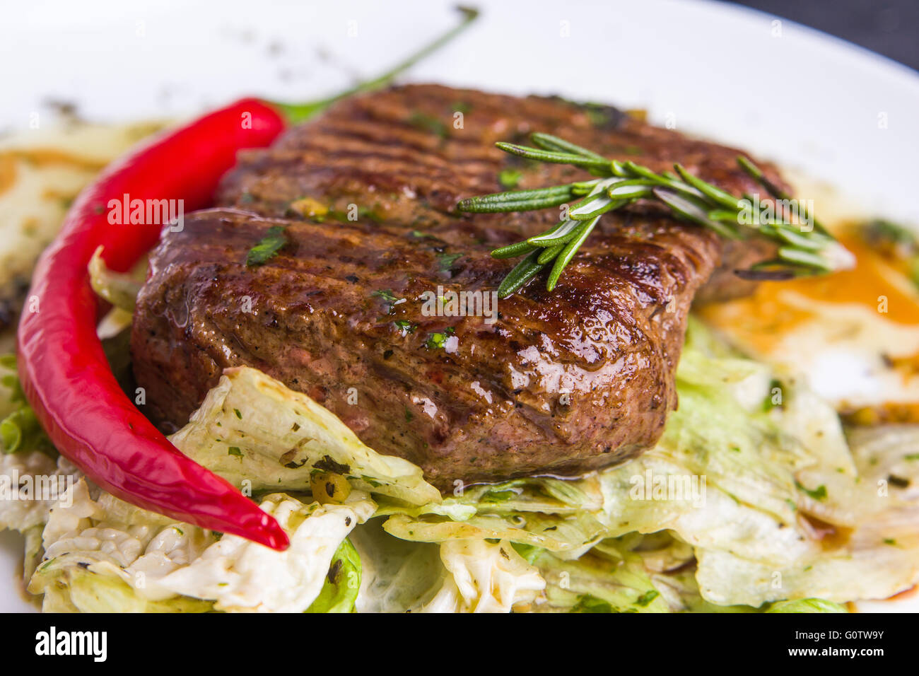 Konzept: gesunde Ernährung. Hausgemachte gegrilltes Kalbssteak und Gemüse auf einem Teller mit Zutaten und Besteck um Stockfoto