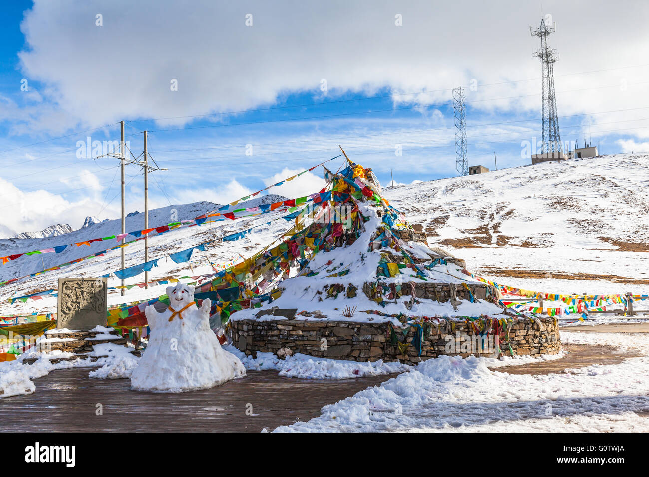 Sutra-Streamer oTibetan Buddhismus und Schneemann an den Aussichtspunkt an der Straße zwischen Nationalpark Huanglong und Jiuzhaigou in Si Stockfoto