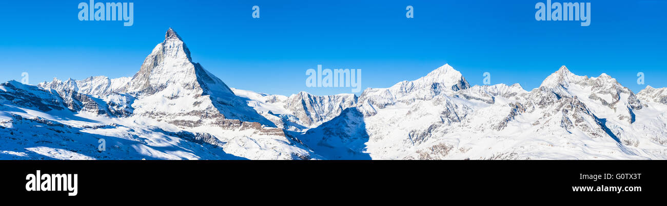Panoramablick auf Matterhorn, Weisshorn und anderen Gipfeln der Walliser Alpen auf der italienisch-schweizerischen Grenze Stockfoto