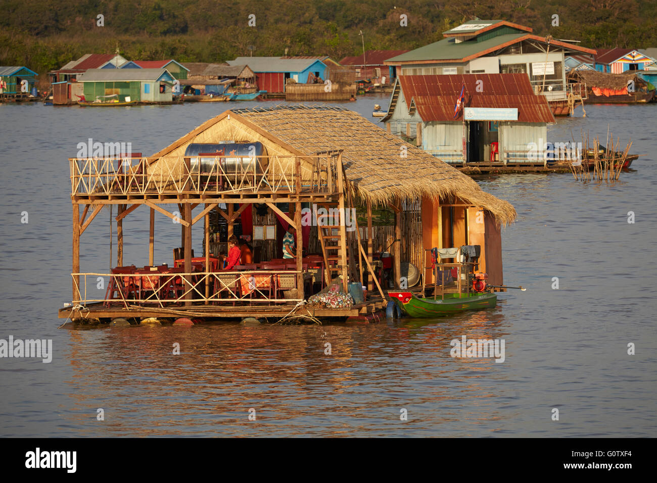 Touristischen Restaurant, Chong Khneas schwimmenden Dorf Tonle Sap See, in der Nähe von Siem Reap, Kambodscha Stockfoto