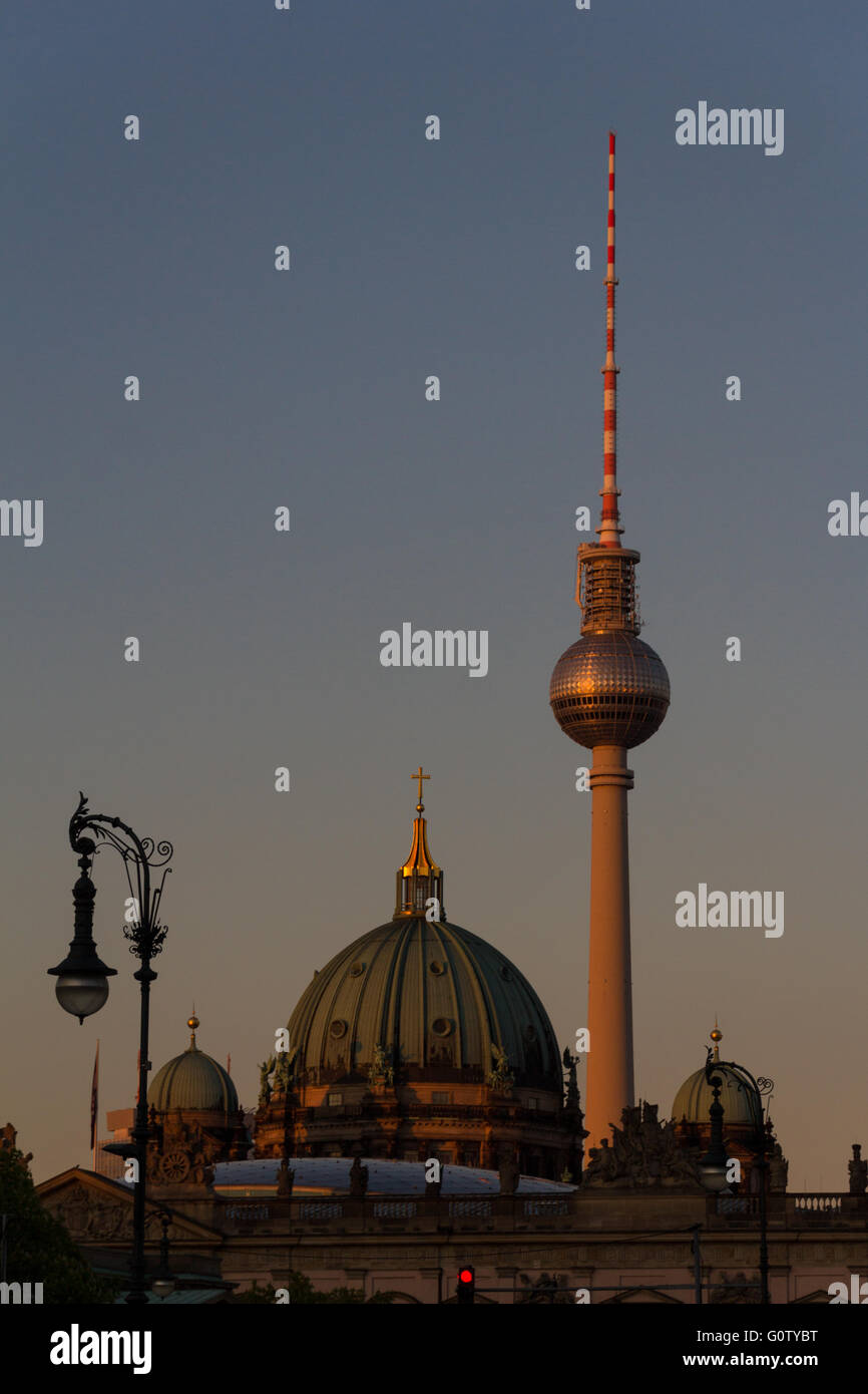 Berlin Sehenswürdigkeiten - Fernsehturm und Berliner Dom bei Sonnenuntergang Stockfoto