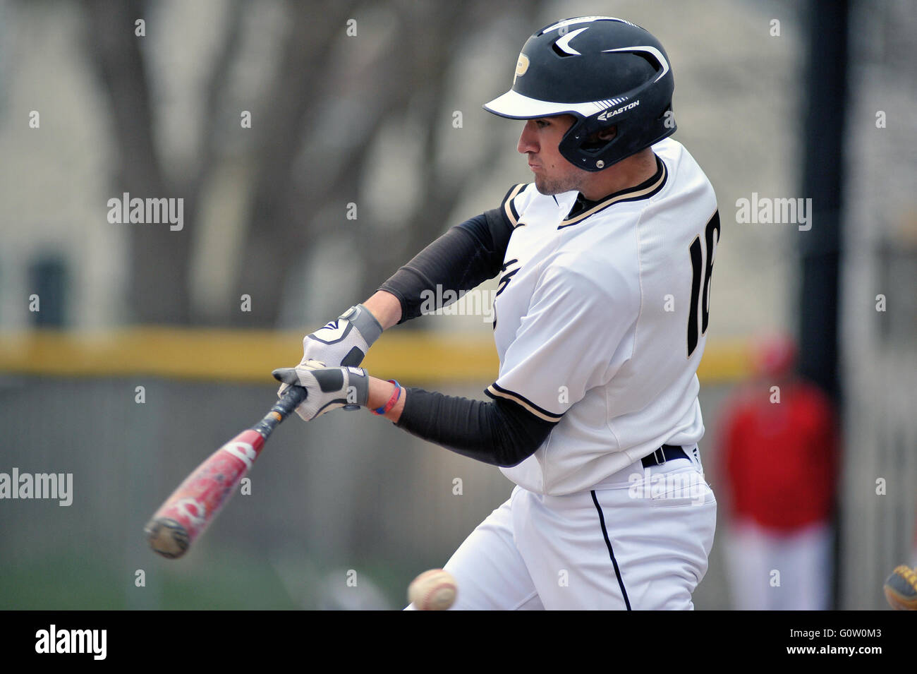 Ein hitter Schwingen und fehlende einen Pitch bei einem High School Baseball Spiel. USA. Stockfoto