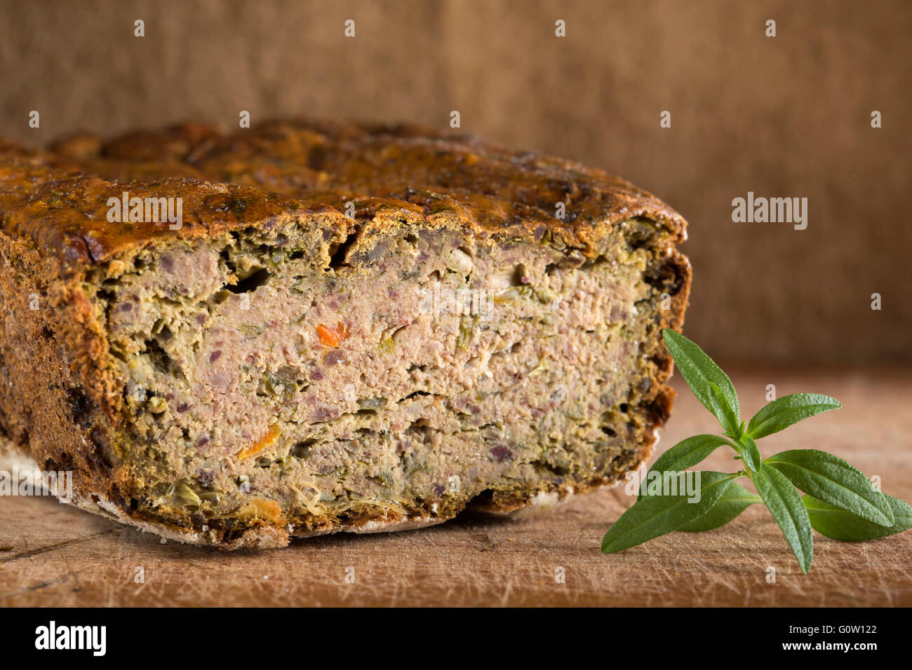 Rumänische traditionelle "Drob' - hausgemachter Hackbraten vom Lamm und Kräuter Stockfoto