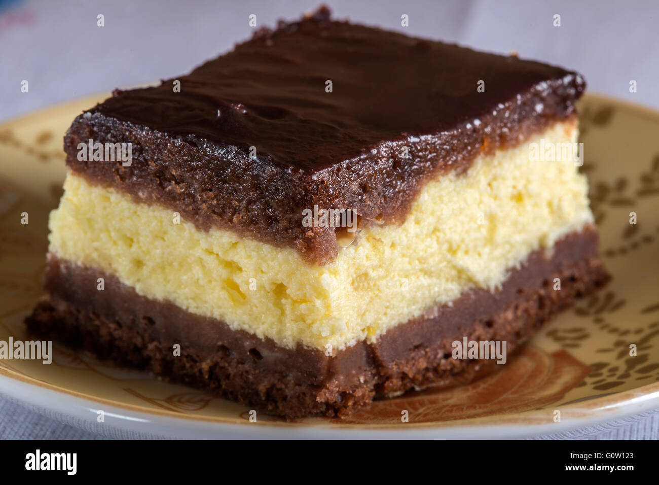 Stück Schokoladen-Käsekuchen Brownie auf Platte Stockfoto