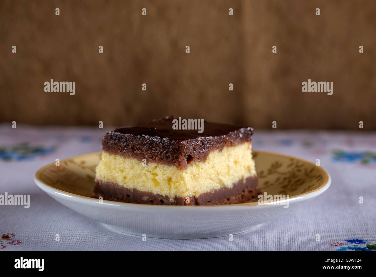 Stück Schokoladen-Käsekuchen Brownie auf Platte Stockfoto