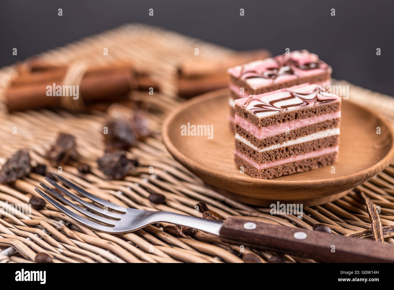 Dekorative geschichtete Desserts auf weißen Teller Stockfoto
