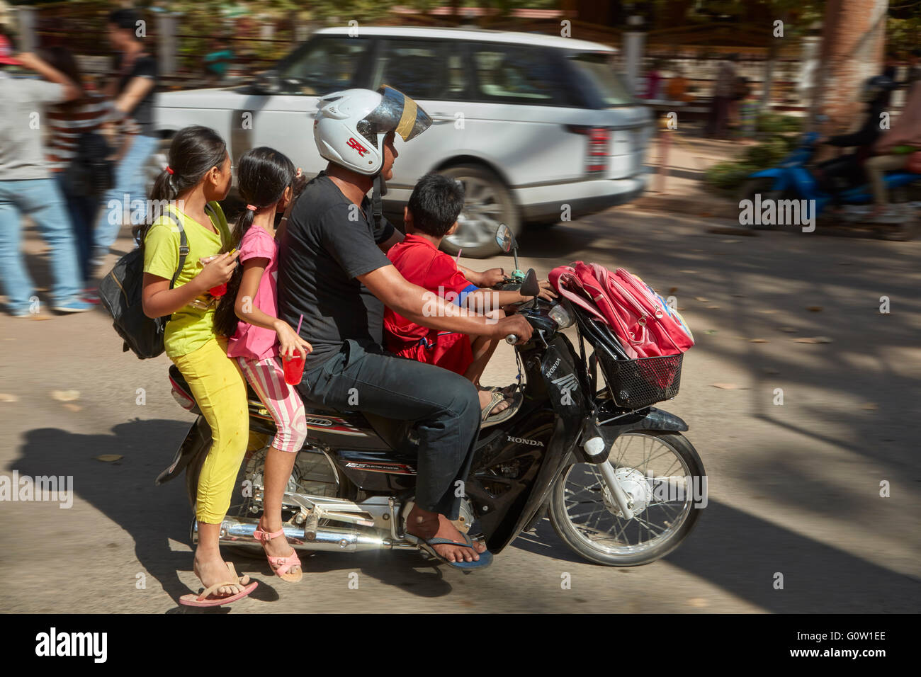Motorrad mit vierköpfige Familie, Siem Reap, Kambodscha Stockfoto
