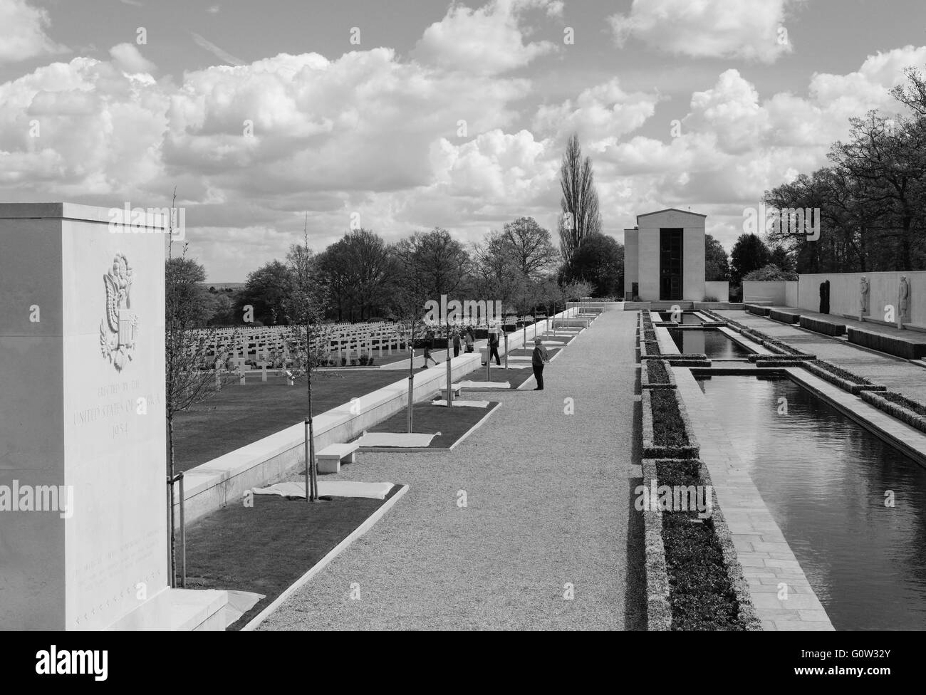 Amerikanischer zweiter Weltkrieg Friedhof für gefallene US-Service-Mitarbeiter zeigt die Gedenkgebäude, Mauer der Erinnerung, Gärten und Memorial Teich. Stockfoto