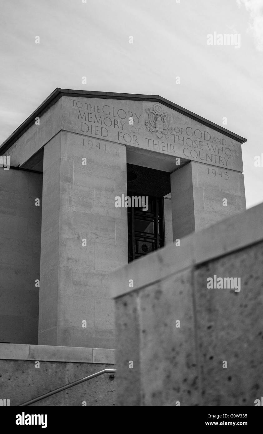 Amerikanischer zweiter Weltkrieg Friedhof für gefallene US-Service-Mitarbeiter zeigt die Gedenkgebäude, Mauer der Erinnerung, Gärten und Memorial Teich. Stockfoto