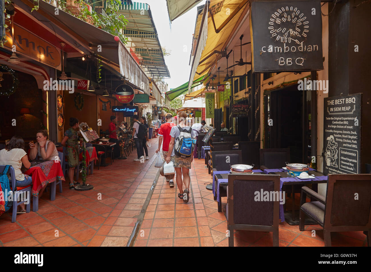 Touristen und Restaurants, The Alley, Siem Reap, Kambodscha Stockfoto