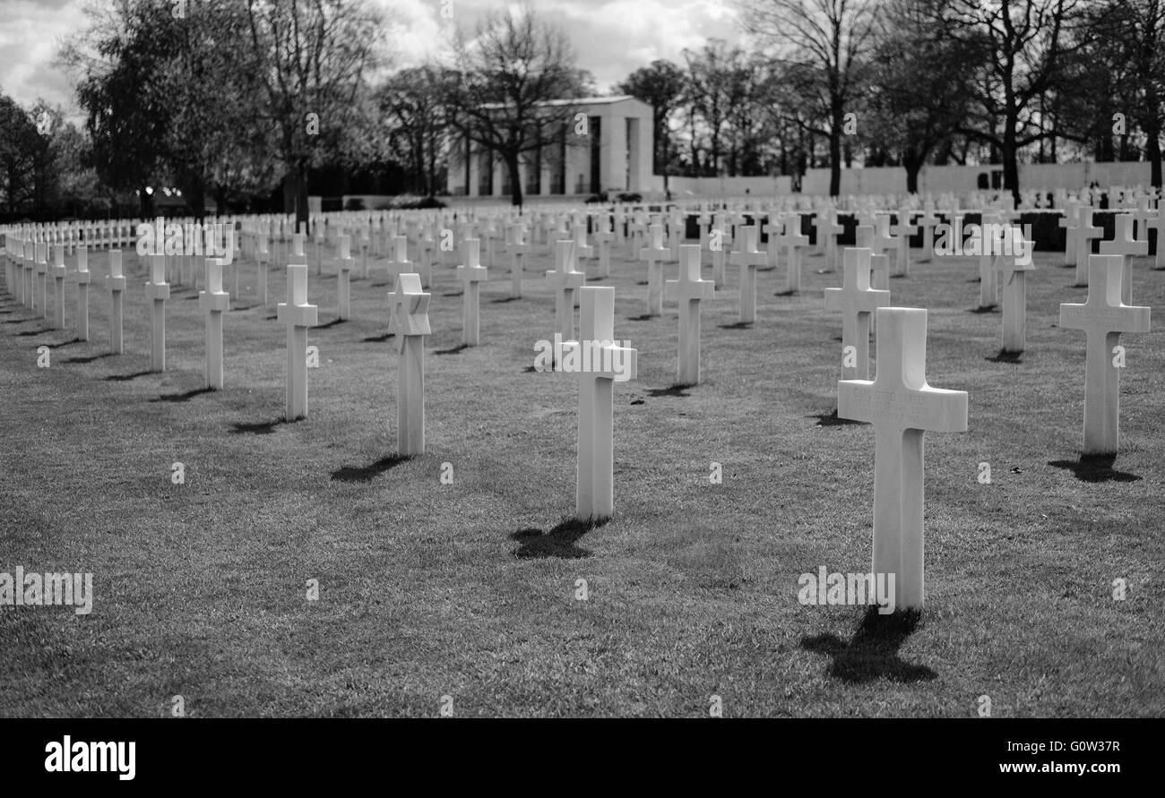 Zweiter amerikanischer Friedhof des Zweiten Weltkriegs, auf dem die zahlreichen Grabsteine des gut gepflegten Friedhofs zu sehen sind. Stockfoto