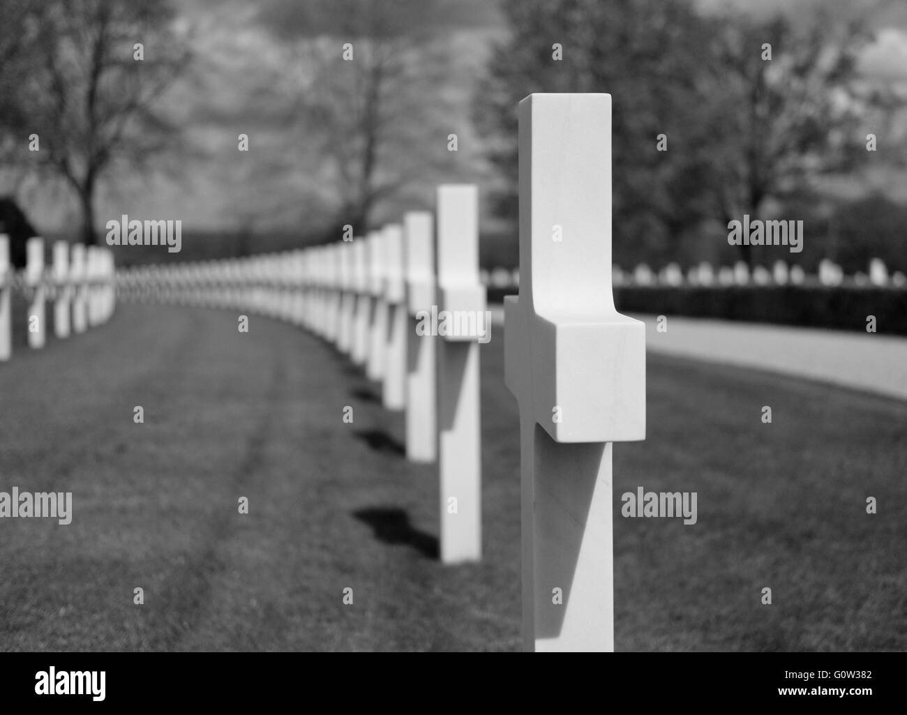 Zweiter amerikanischer Friedhof des Zweiten Weltkriegs, auf dem die zahlreichen Grabsteine des gut gepflegten Friedhofs zu sehen sind. Stockfoto