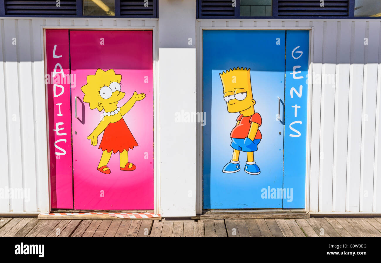 Cartoon Charaktere Bart und Lisa Simpson dargestellt an der Tür von einer öffentlichen Toilette am Central Pier in Blackpool, Lancashire, UK Stockfoto