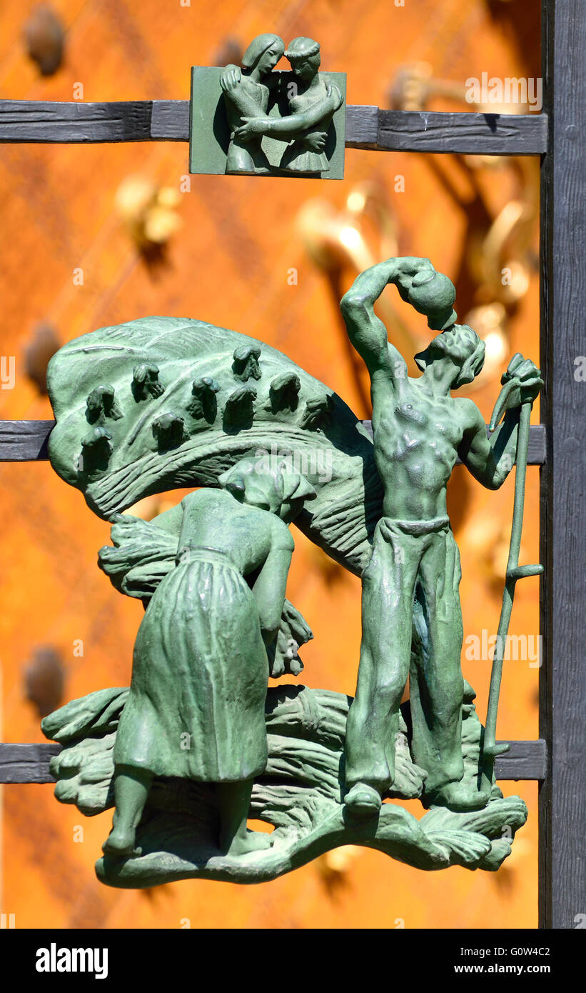 Prag, Tschechische Republik. St.-Veits Kathedrale. Detail der Szenen des Landlebens auf Kathedrale Tore. Ernte Stockfoto