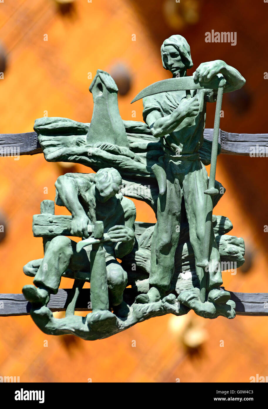 Prag, Tschechische Republik. St.-Veits Kathedrale. Detail der Szenen des Landlebens auf Kathedrale Tore. Arbeiter, Schärfen von Werkzeugen... Stockfoto