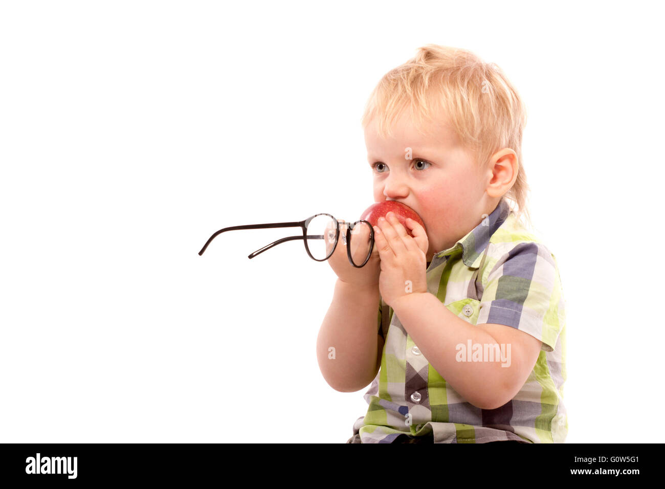 Lustiger Junge mit roten Apfel und Gläser, Nahaufnahme Hochformat, isoliert auf weiss Stockfoto