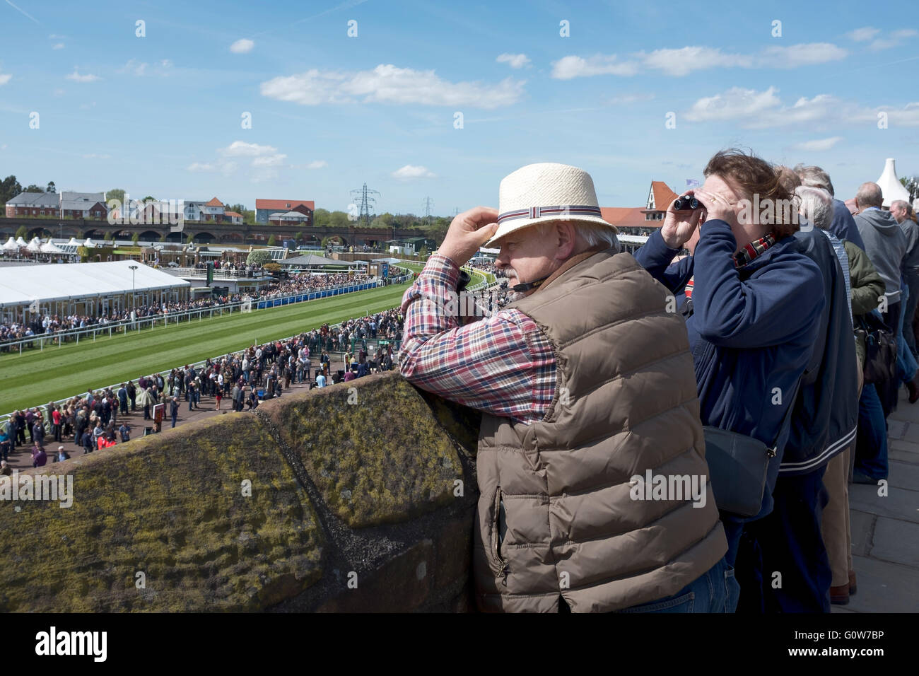 Chester, UK. 4. Mai 2016. Chester Races. Das erste Rennen Treffen der Saison 2016 bei Chester Race Course mit Zuschauer genießen die Aussicht von der römischen Stadtmauer, die neben den Kurs laufen und bieten einen freien Panoramablick. Bildnachweis: Andrew Paterson/Alamy Live-Nachrichten Stockfoto